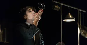 A scuola - UN ANATROCCOLO TRA BOLLE E SOGNI di Eccentrici Dadarò - 3/8 anni - Immagine: 1