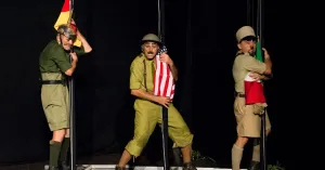 A teatro - SIAMO UOMINI O CAPORALI di Eccentrici Dadarò - 11/14 anni - Immagine: 1